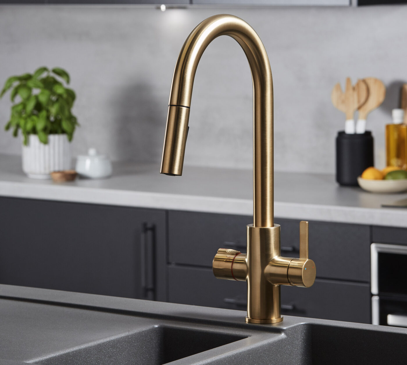 Roma Swan Neck 4-in-1 Pull Out Boiling Tap - Brushed Gold - Image 4